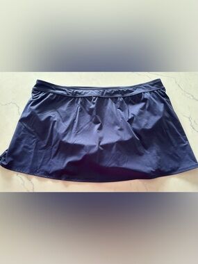 Lands End swim skirt 24W built in panty. New without tags. Never worn. Navy blue
